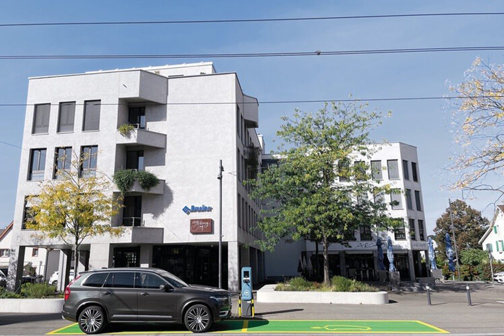 Hauptstrasse 52 in Reinach BL – der Eingang liegt bei der Nummer 54 Das Geschäftshaus an der Hauptstrasse 52 in Reinach BL, in dem das PraxisZentrum Reinach liegt – Eingang bei Hausnummer 54